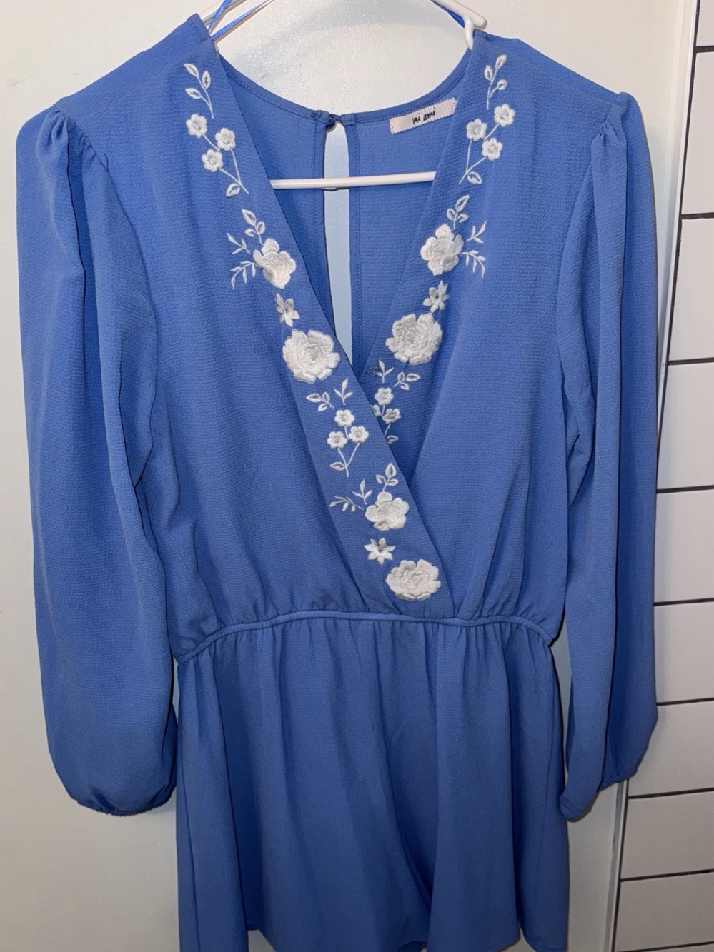 Mi ami Floral Romper in Blue & White Size Small Like New